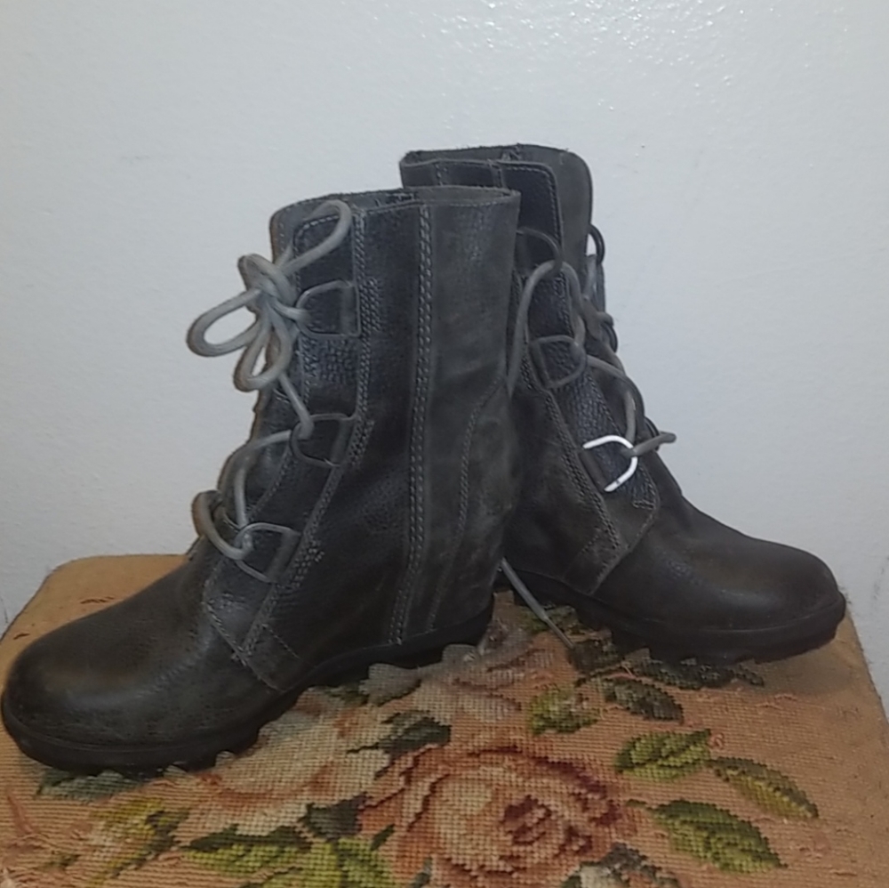 Joan of arctic 2 sorel wedge hiking boots size 7